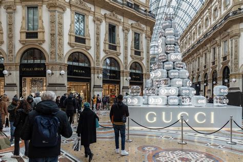 albero di natale di gucci milano|Milano, l'albero di Gucci in Galleria Vittorio Emanuele è costato .